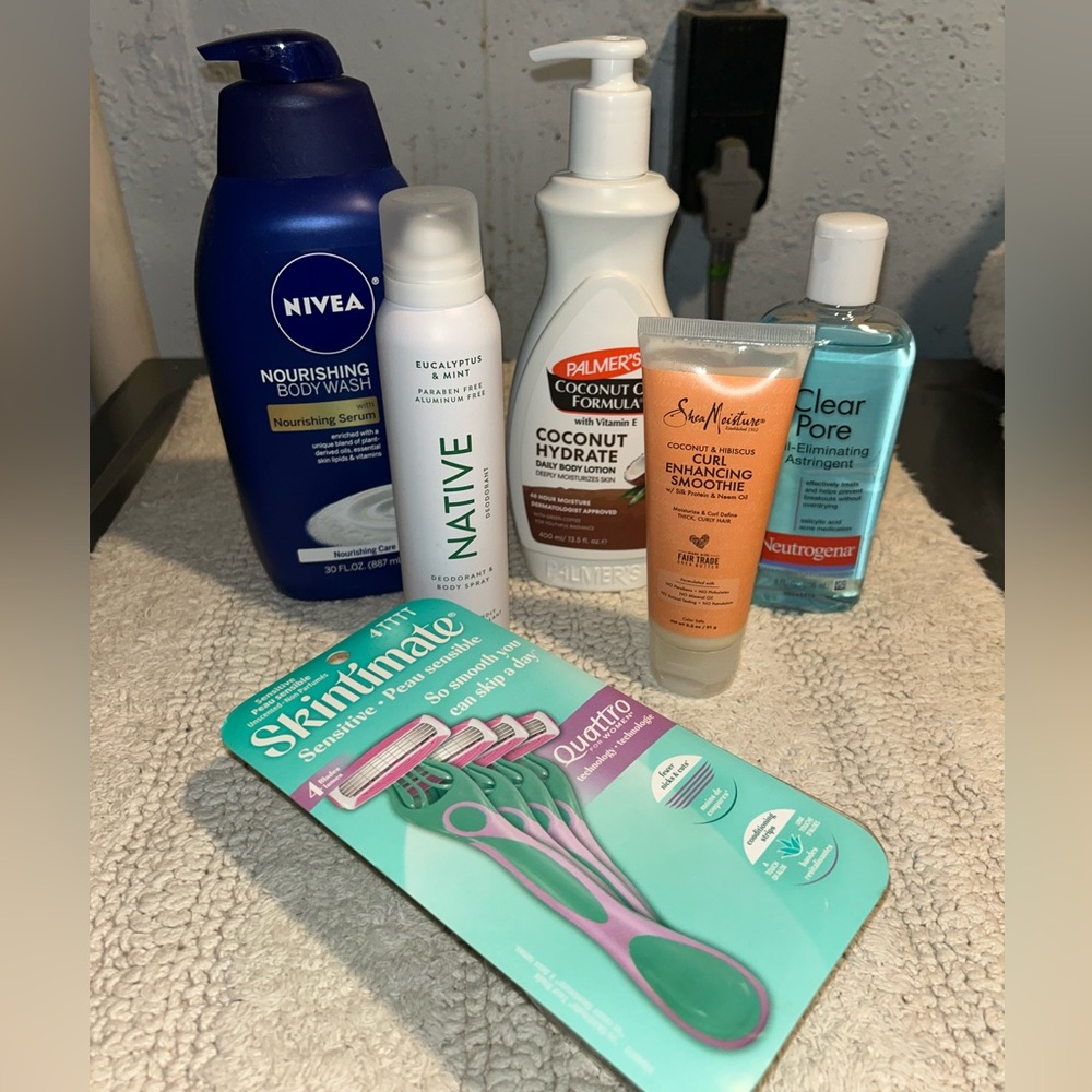 Women’s bath & body bundle!Body wash, lotion, toner, curl cream, native, razors!